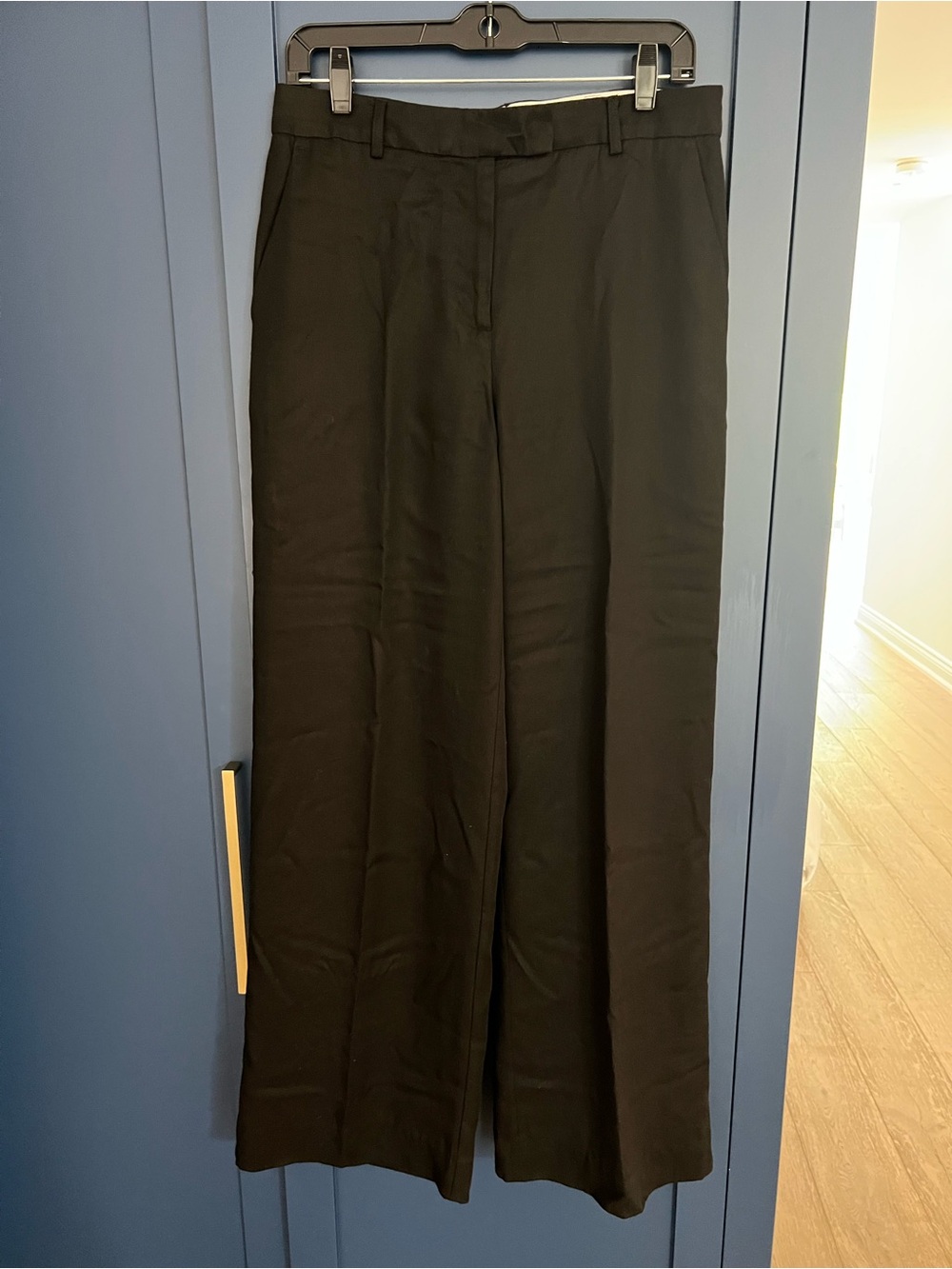 Reformation black pants size 6 100% tencel.
Very good condition.